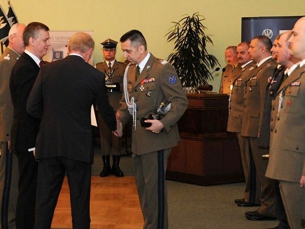 Były dowódca "siedemnastej&#8221; gen. bryg. Sławomir Wojciechowski (z prawej) odebrał wyróżnienie z rąk ministra obrony narodowej Tomasza Siemoniaka.