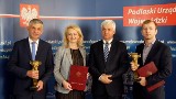 Wojewoda podlaski nagrodził laureatów ogólnopolskiej edycji konkursu AgroLiga 2019. Statuetki otrzymali Agata i Cezary Kosińscy oraz SaMASZ