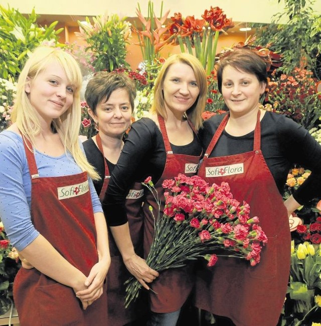 Kwiaciarnie Sofi FloraGaleria Krakowska, ul. Pawia 5 (poziom -1), Hipermarket TESCOul. Kapelana 56, Dworzec Gł. ul. Pawia 5A. Sofi Flora to firma florystyczna z wieloletnim doświadczeniem działająca w Krakowie od 1996 r. Tutejsze florystki dzięki uczestnictwu w fachowych kursach i szkoleniach są w stanie wykonać dla Państwa każde zlecenie. Kwiaciarnia posiada też sklep internetowy pod adresem www.sofiflora.pl