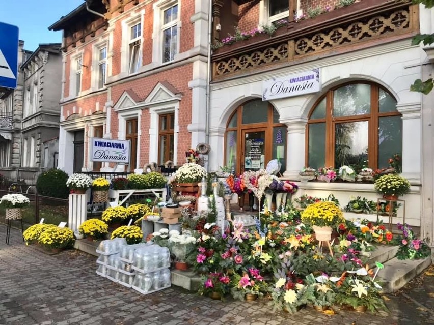 Ogrodnicy, kwiaciarki  zostali z chryzantemami.  Urząd nie...