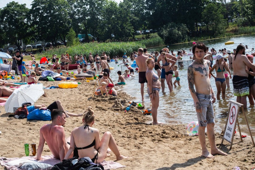 Tłumy na basenie przy ulicy Wejherowskiej i na popularnych...