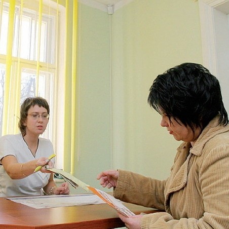 Pacjentka Iwona Zantow i recepcjonistka Marta Jakubczak w przychodni Salus przy ul. Kaszubskiej.