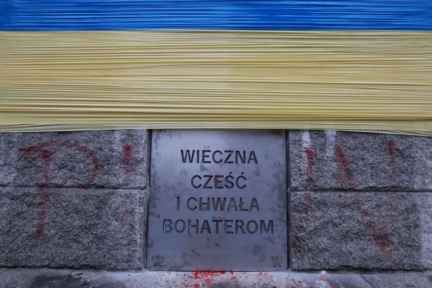 Ktoś okleił obelisk na Cytadeli w Poznaniu folią w kolorach...