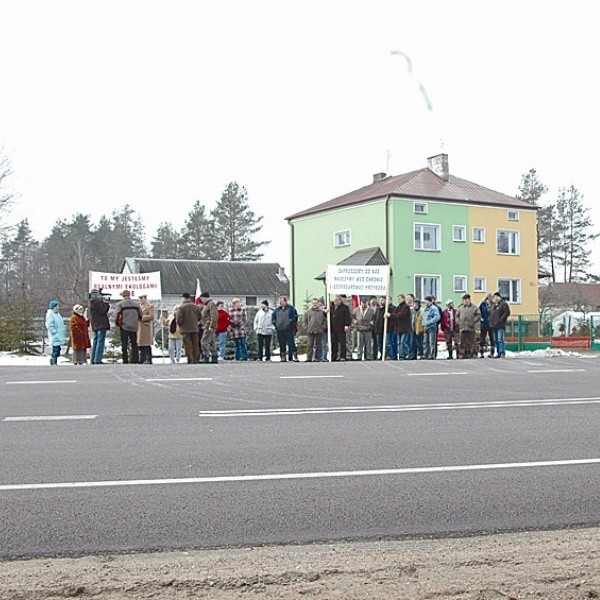 W Raczkach kilkunastu mieszkańców protestowało przy drodze z Augustowa do Suwałk