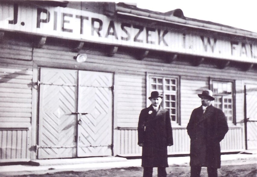 Rok 1932. Od lewej J. Pietraszek i W. Falkowski przed swoim...