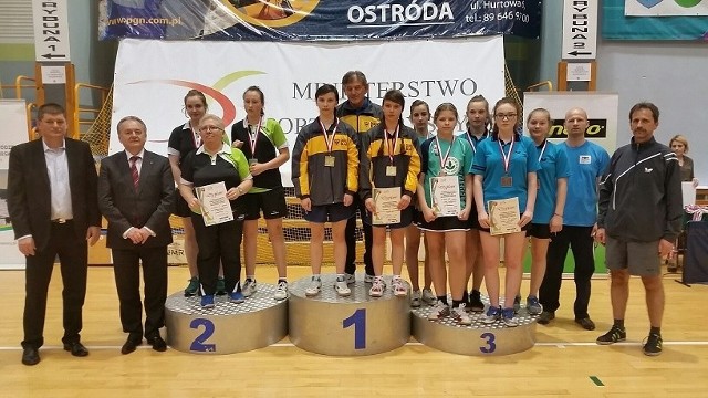 Julia Bartoszek i Agata Paszek oraz ich trenerka Marta Lityńska na drugim stopniu podium za rywalizację drużynową.