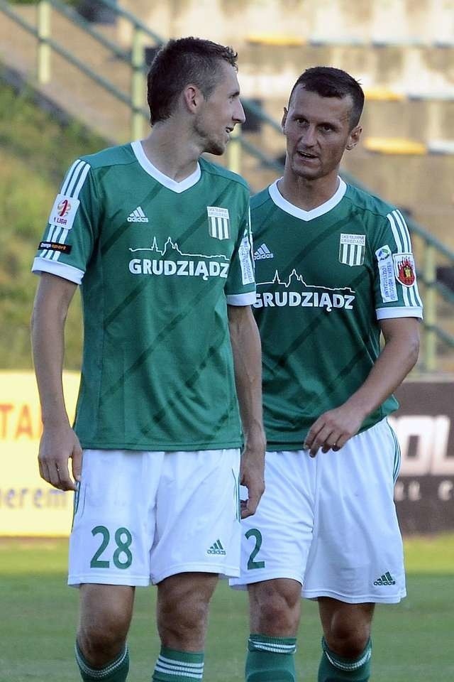 Michał Łabędzki (z prawej) był jedynym piłkarzem Olimpii z podstawowego składu z meczów ligowych, który pojawił się w nim także w Stalowej Woli. Obok Michal Piter-Bucko, w meczu pucharowym zagrał dopiero po przerwie