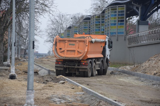 Budowa nowego odcinka ulicy Spichrzowej trwa od drugiej połowy lipca 2021.