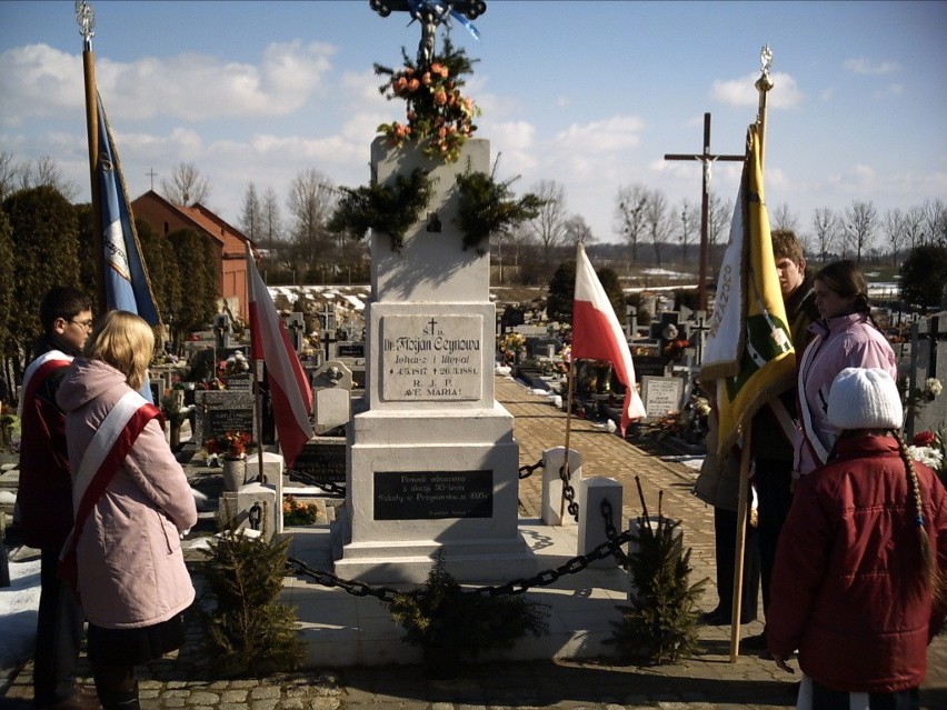 Przy grobie dra Ceynowy na przysierskim cmentarzu zlozono...