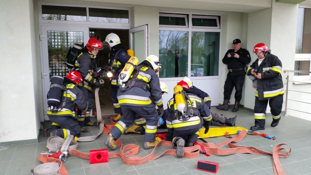We wtorek rozpoczęły się trzydniowe manewry strażackie na terenie szpitala w Iłży. Ratownicy poznają obiekt i otoczenie.