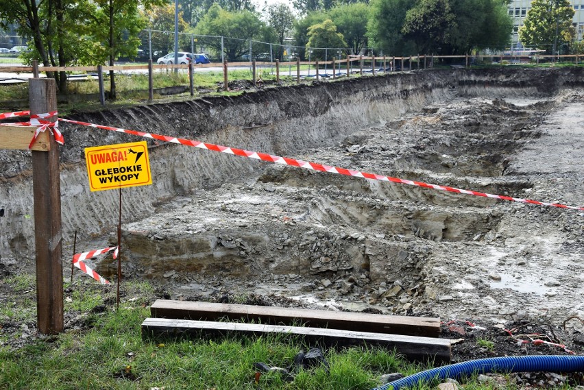 Dziura w ziemi w miejscu po Cieplaku, na miejscu pozostał...