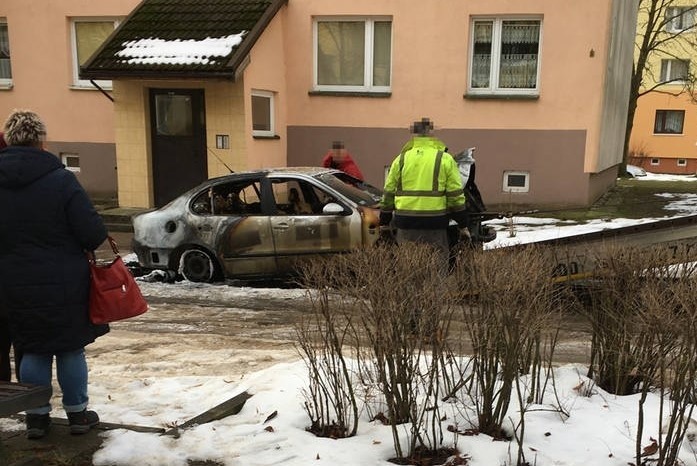 Przy ulicy Małcużyńskiego w Słupsku spłonął samochód osobowy [ZDJĘCIA]