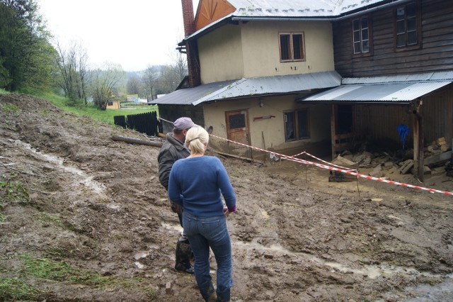 Wojciech Gawlak z sąsiadką ogląda swój dom w Poroninie, na który zjechały tony błota. Mieszkańcy uciekli do krewnych. Wrócą za kilka dni, budynek nie został uszkodzony