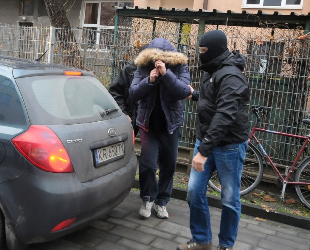 Jeden z zatrzymanych przedwczoraj na polecenie krakowskiej prokuratury. Obaj mężczyźni nie przyznali się do udziału w porwaniu i zabójstwie Ziętary, ale złożyli obszerne zeznania