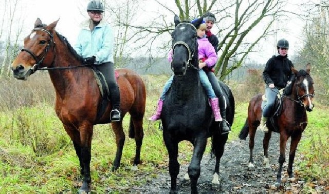 Wyjazdy na koniach w teren to ogromna przyjemność. Białostoczanki z Klubu Jeździeckiego w Ignatkach: Barbara Galos (pierwsza z lewej) na Delosie, Małgorzata Kruk z córką Sandrą na Bostonie i Ada Nesteruk na G'Pilarze wracają z jednej z takich przejażdżek.