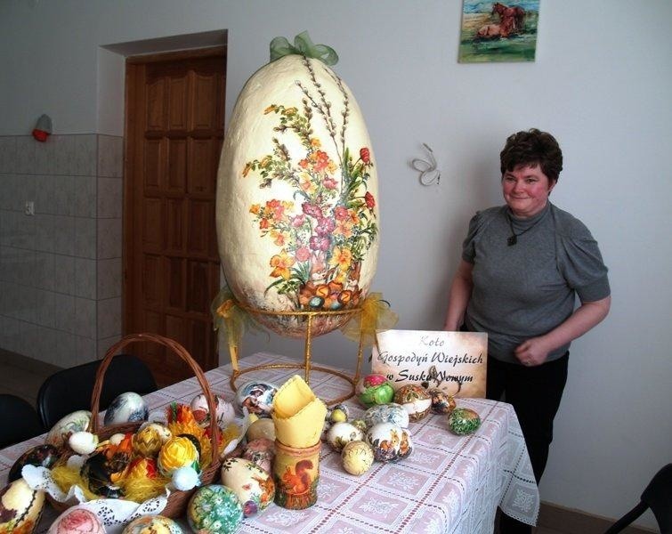Wielkanocne ozdoby wykonane przez KGW prezentuje Wanda...