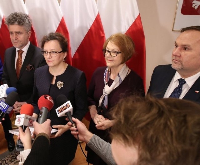 Od lewej: senator Krzysztof Słoń, wojewoda Agata Wojtyszek, poseł Maria Zuba oraz poseł Marek Kwitek. Wszyscy z PiS