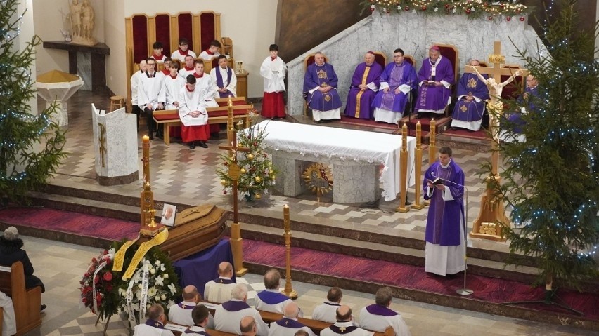 Uroczystości pogrzebowe księdza kanonika odbył się 13...