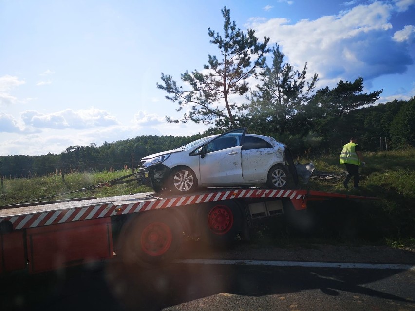 Grymiaczki. Wypadek na DK 8. Kia dachowała w rowie (zdjęcia)