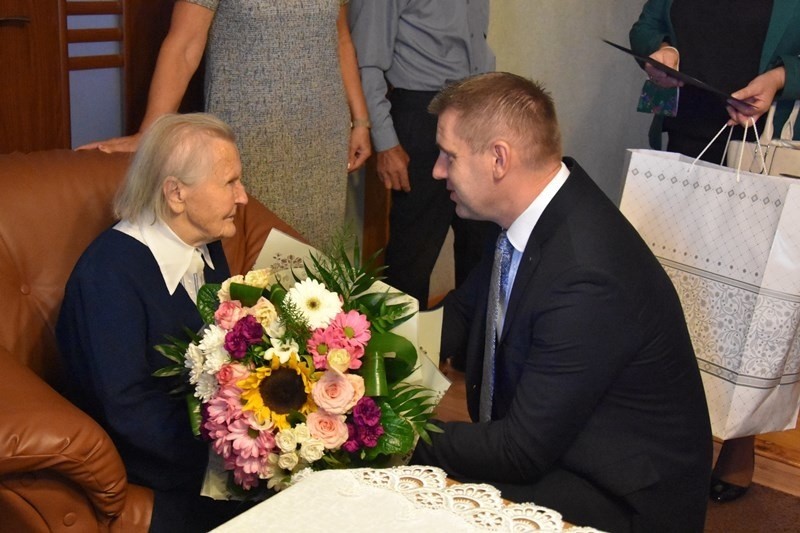 Stanisława Chojnacka z miejscowości Zrecze Małe w gminie Chmielnik skończyła 100 lat! Nadal cieszy się dobrym zdrowiem i pogodą ducha