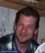 Zaginął Grzegorz Drewniak. Wrocławianin ma 44 lata (ZDJĘCIE, RYSOPIS) 