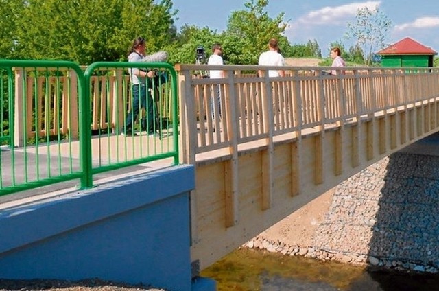 Trasa w powiecie węgorzewskim biegnie przez drewniany mostek nad rzeką Węgorapą