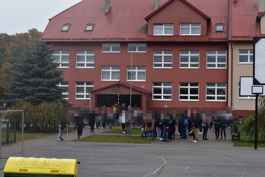 Tajemnicze omdlenia uczniów i ewakuacja szkoły w Sadlinkach. Służby próbują wyjaśnić, co wydarzyło się w szkole