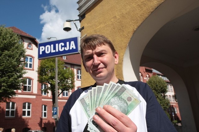 Zobaczył wystającą z bankomatu gotówkę i oddał ją policji.