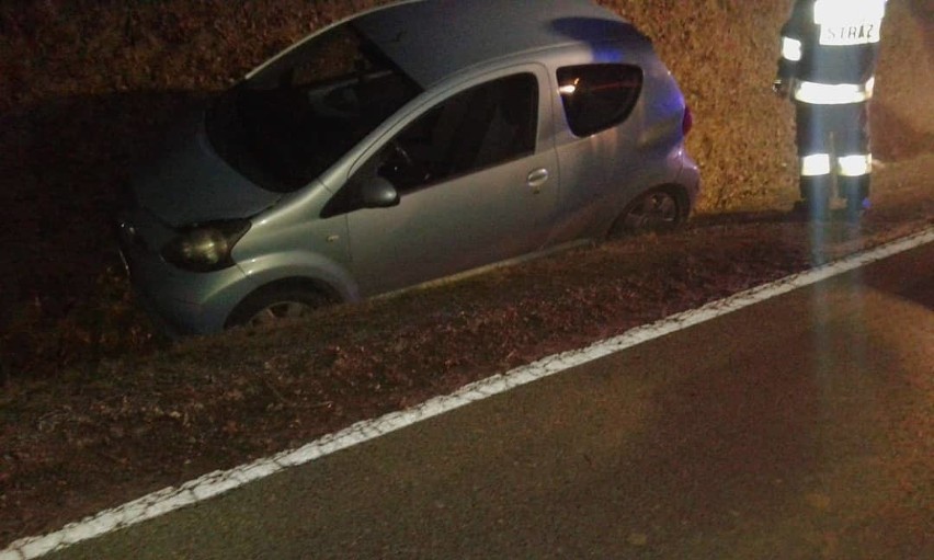 Wypadek w Brończycach. Nocą samochód wpadł do rowu. Jedna osoba poszkodowana
