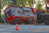 Wypadek wozu strażackiego w Gliwicach. Strażak został przewieziony do szpitala WIDEO