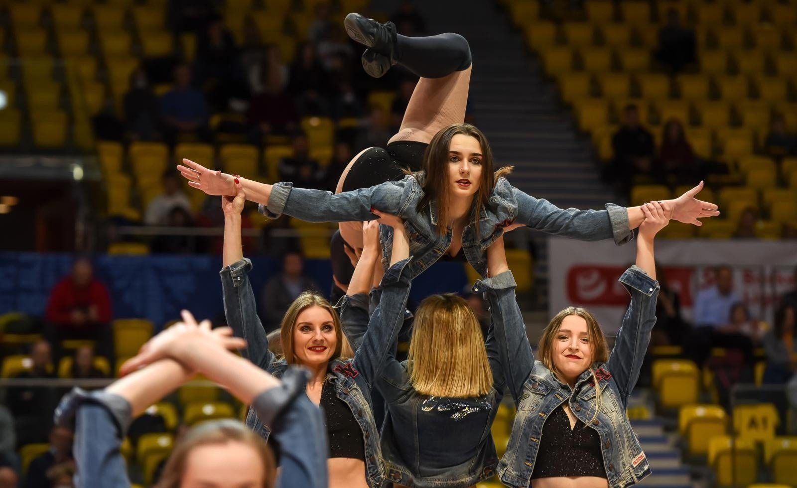tak-wygl-daj-cheerleaderki-z-tr-jmiasta-one-s-pi-kne-niesamowite-i