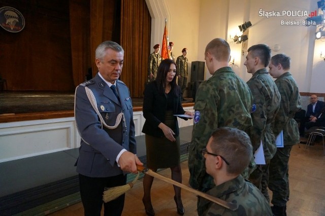 Uroczystość pasowania uczniów pierwszych klas mundurowych Liceum Ogólnokształcącego im. Tadeusza Kościuszki w Bielsku-Białej na kadetów