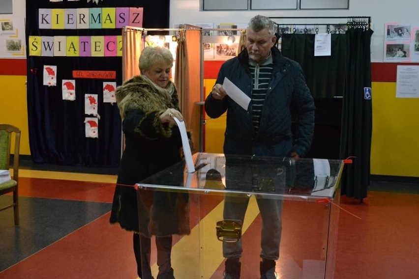 Wybory uzupełniające w Straszynie odbywają się bez zakłóceń