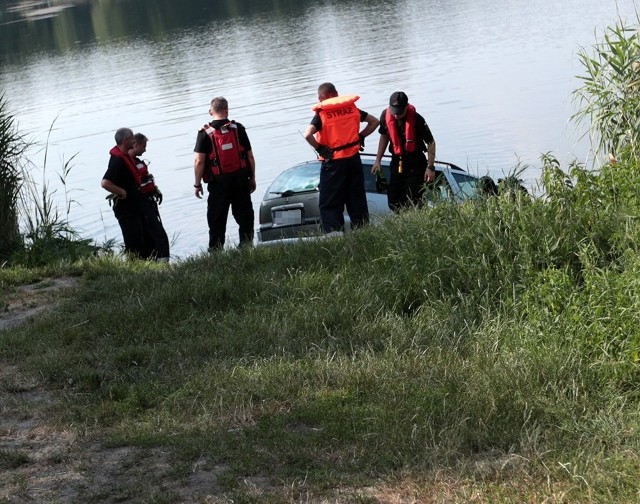 Do zdarzenia doszło w środę, 26 czerwca, w Zaborze. Do stawu na Wapniankach wjechał opel, którego kierowca postanowił się wykąpać.  Mężczyzna zaparkował auto blisko brzegu i poszedł się wykąpać.  Wtedy zobaczył jak jego samochód stacza się do wody. Nie miał żadnych szans, żeby auto zatrzymać.Na miejsce przyjechali zielonogórscy strażacy. Płetwonurkowie wyciągnęli samochód na brzeg. Zobacz wideo: Jak zielonogórzanie radzą sobie z upałami