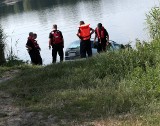 Samochód wjechał do jeziora w Zaborze. Kierowca poszedł się kąpać. Zobacz zdjęcia