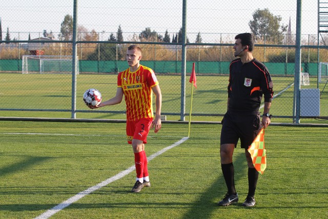 Korona Kielce przegrała sparing z rumuńskim Sepsi SF. Gheorghe 0:1 (0:0). - Zagrałem na lewej obronie, która nie jest moją nominalną pozycją, ale trener mnie na niej wystawił, więc chciałem udowodnić, że dam sobie radę - mówił Dawid Lisowski dla oficjalnej strony Korony.- To był bardzo wyrównany mecz i na pewno nie byliśmy słabszym zespołem. Wpływ na przebieg spotkania mógł mieć jednak fakt, że przez ostatni tydzień mocno trenowaliśmy.  Zajęcia na obozie na pewno są mocne, natomiast mamy tutaj odpowiednią regenerację i odżywianie i krok po kroku idziemy do przodu. Z grupą pozostałych młodych zawodników mamy tutaj dodatkowe obowiązki, ale na spokojnie je wypełniamy - dodał Dawid Lisowski, który jesienią grał głównie w Centralnej Lidze Juniorów. (dor)