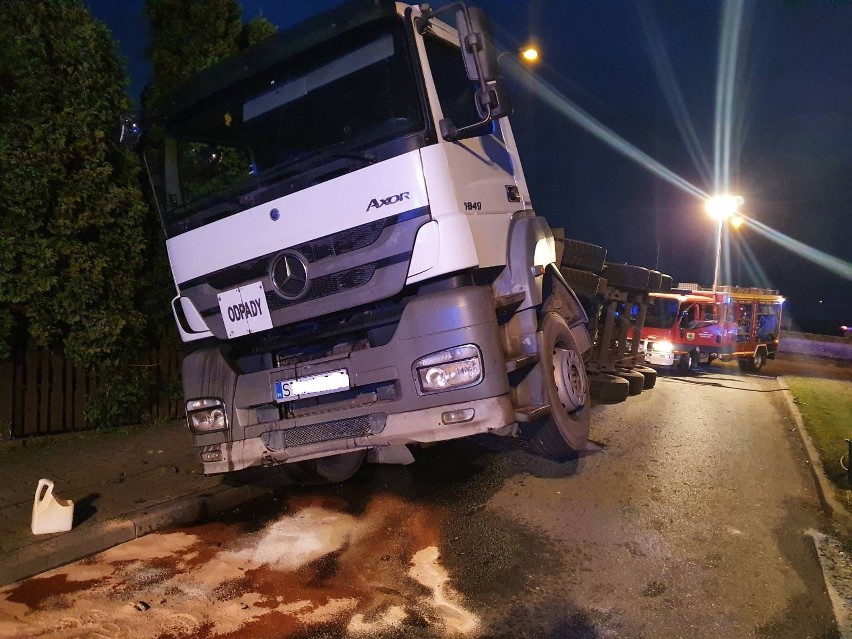 Przewrócona ciężarówka na rondzie przy autostradzie A1 w Dębieńsku. 50 tysięcy zł strat 