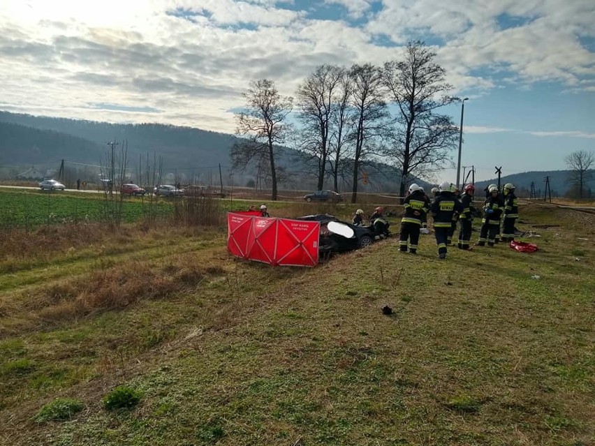 Zdjęcia z miejsca wypadku w Wiśniowej. Ford wjechał pod...