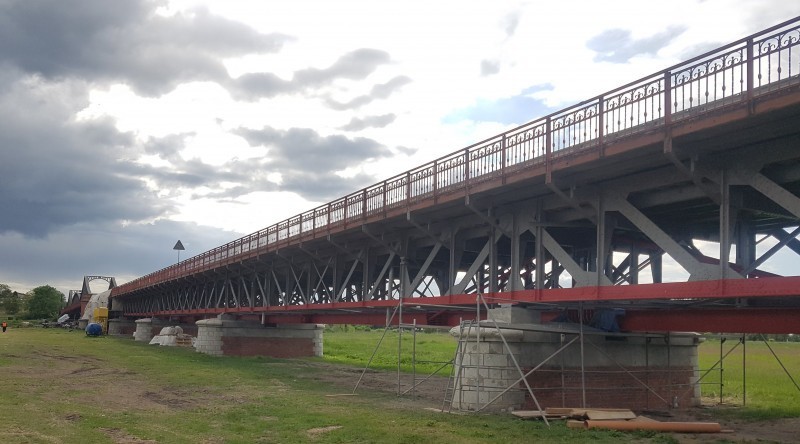 Remont mostu na Odrze w Ścinawie.