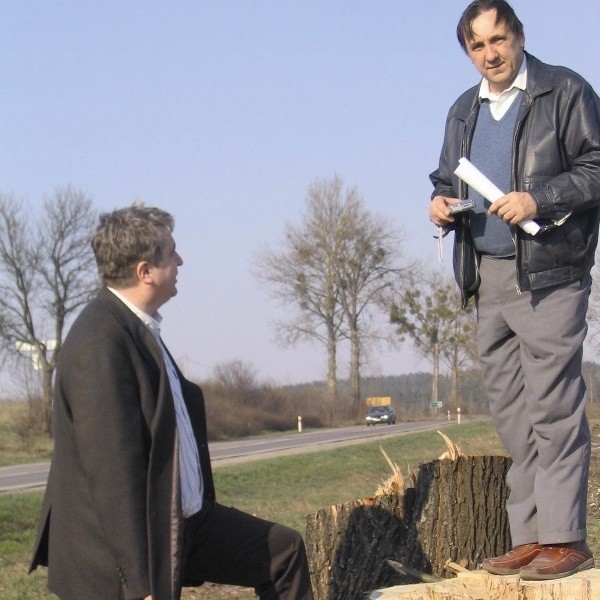 Te drzewa wycięto niezgodnie z prawem - uważają Antoni Cydzik i Andrzej Dutkowski (z lewej)