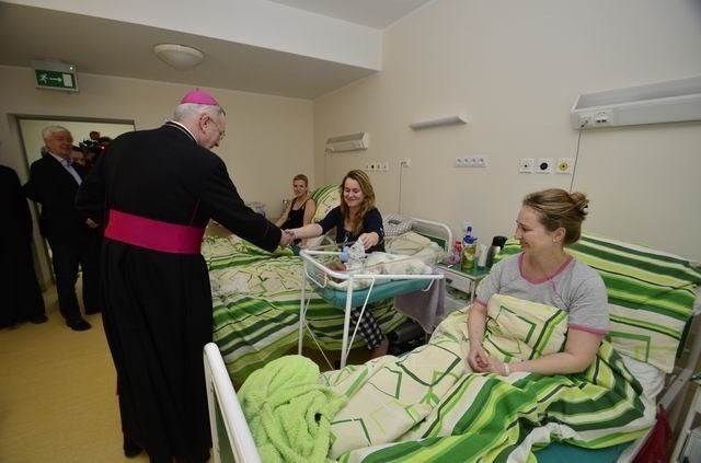 Abp Stanisław Gądecki odwiedził chorych w szpitalu Świętej...