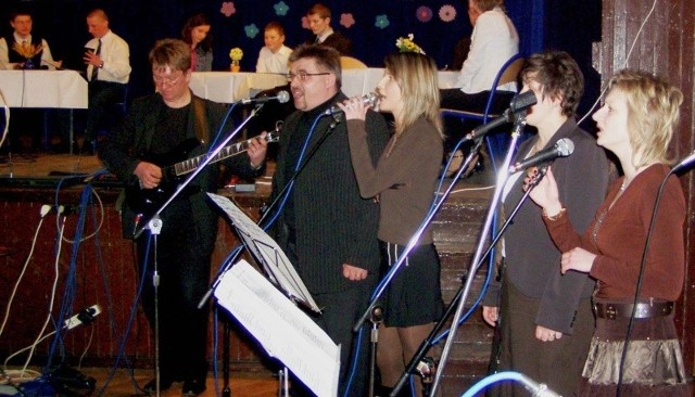 Zespół Damy Radę, w niepełnym składzie, podczas jednego z występów w Wąchocku