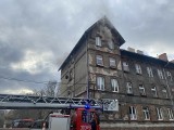 Pożar w kamienicy na wrocławskim Brochowie. Z okien wydobywają się kłęby dymu. Interweniują strażacy