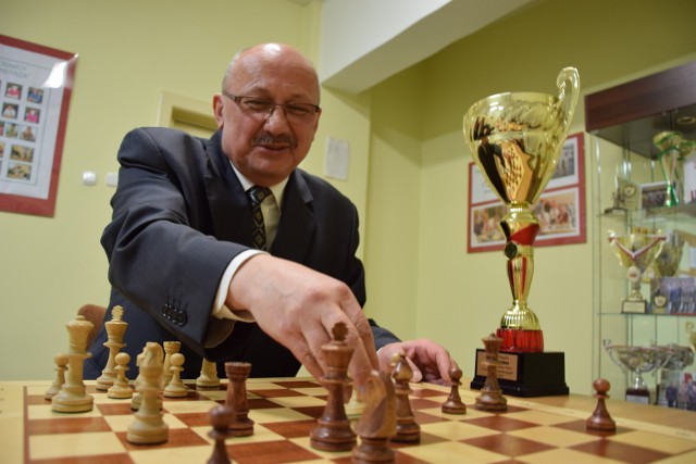 Jan Nogal, Mistrz Polski w Szachach Korespondencyjnych zgodził się rozegrać partię z Łukaszem Ernestowiczem.