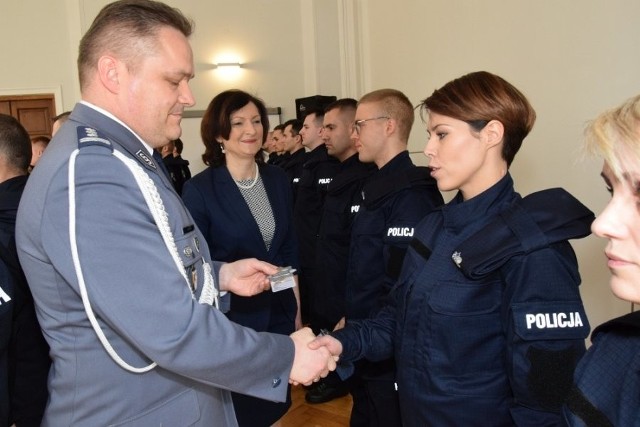 Uroczystość ślubowania odbyła się w auli Komendy Wojewódzkiej Policji w Rzeszowie. Po złożeniu meldunku, w obecności sztandaru, 23 policjantów i 4 policjantki wypowiedziało słowa roty ślubowania.Przed młodymi policjantami półroczne szkolenie podstawowe, a potem blisko dwumiesięczna adaptacja zawodowa. Potem funkcjonariusze rozpoczną służbę w swoich macierzystych jednostkach, m.in. oddziale prewencji policji w Rzeszowie, w komendach w Tarnobrzegu, Stalowej Woli i Kolbuszowej.Zobacz także: Wypadek podczas ćwiczeń policjantów w Chorzowie. "Jeden z kolegów spadł z wysokości trzeciego piętra"