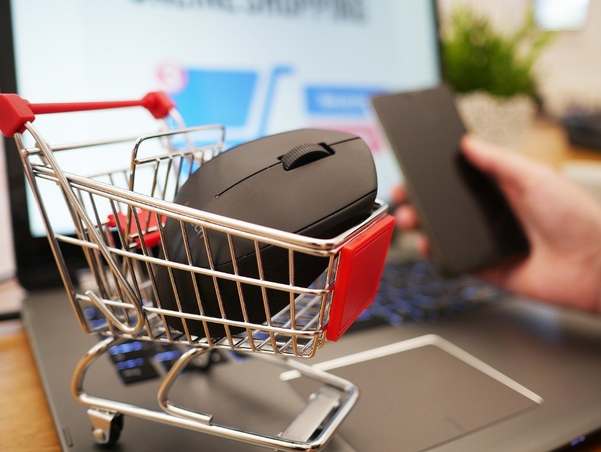 Internetowe zakupy. 38 proc. internautów nadal nie kupuje w sieci