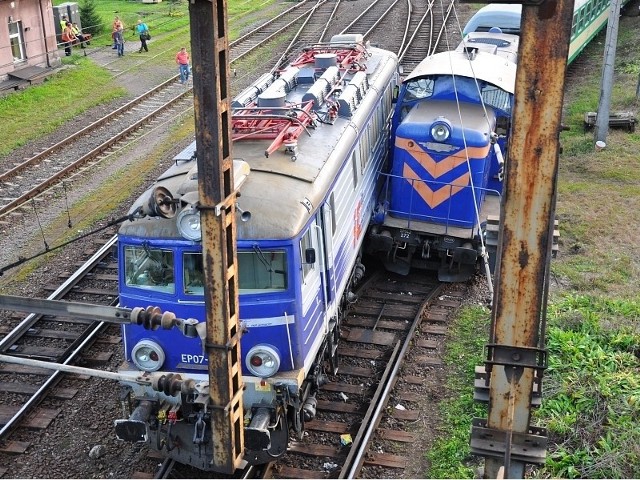 Spalinowa lokomotywa manewrująca z wagonami uderzyła w jadący elektrowóz PKP Intercity