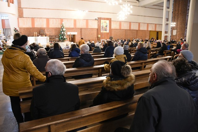 W pierwszy dzień Świąt Bożego Narodzenia wierni uczestniczyli w mszach świętych, modlili się przy pięknych szopkach, zgłębiając tajemnicę narodzenia Jezusa Chrystusa. Zachęcamy do obejrzenia galerii zdjęć z kościoła Świętego Józefa Robotnika w Kielcach i parafii Świętego Franciszka z Asyżu w Kielcach. Więcej na kolejnych zdjęciach.