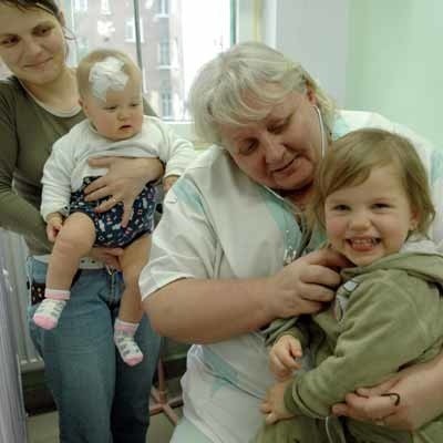 Oddział pediatryczny powiatowego szpitala, podobnie jak ginekologia, cieszy się dużym uznaniem mieszkańców, na zdjęciu dr Elżbieta Strońska z małymi pacjentami