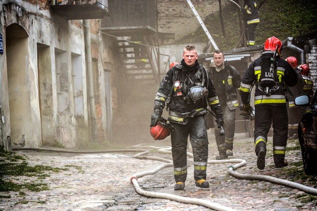 Akcja straży pożarnej podczas pożaru kamienicy przy ul. Lubartowskiej